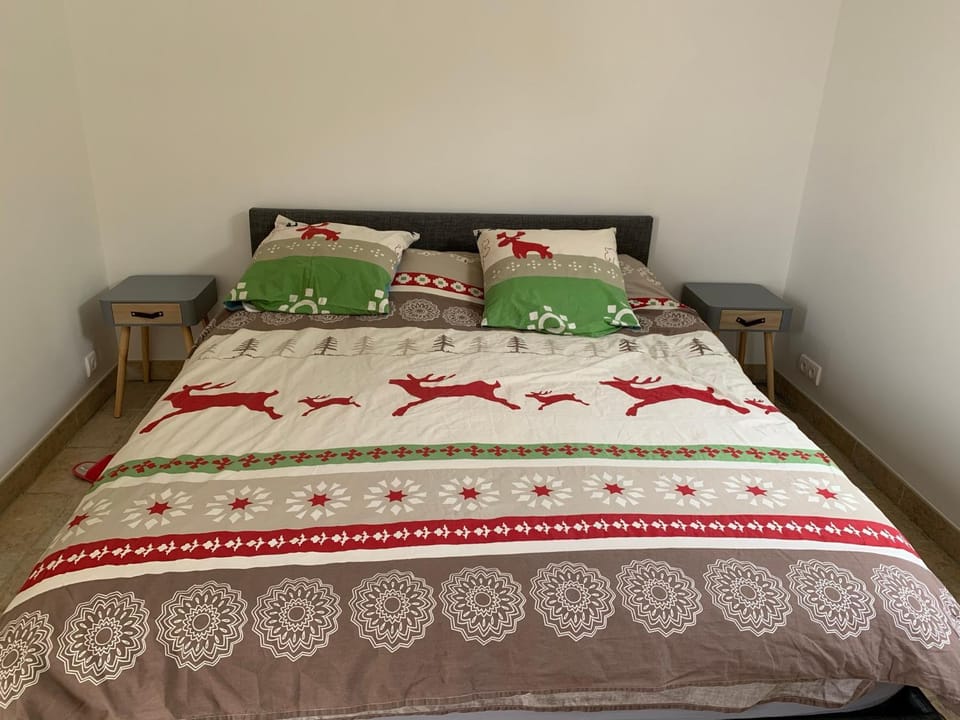 Appartement avec Terrasse et piscine Apartment in Gréoux-les-Bains