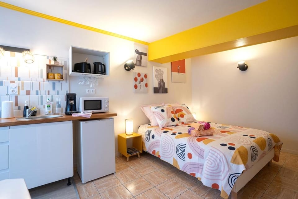 Bed, Coffee/tea facilities, Kitchen or kitchenette, Photo of the whole room, minibar, toaster, towels