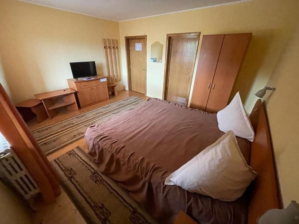 Bed, TV and multimedia, Photo of the whole room, Bedroom, hair dresser, wardrobe