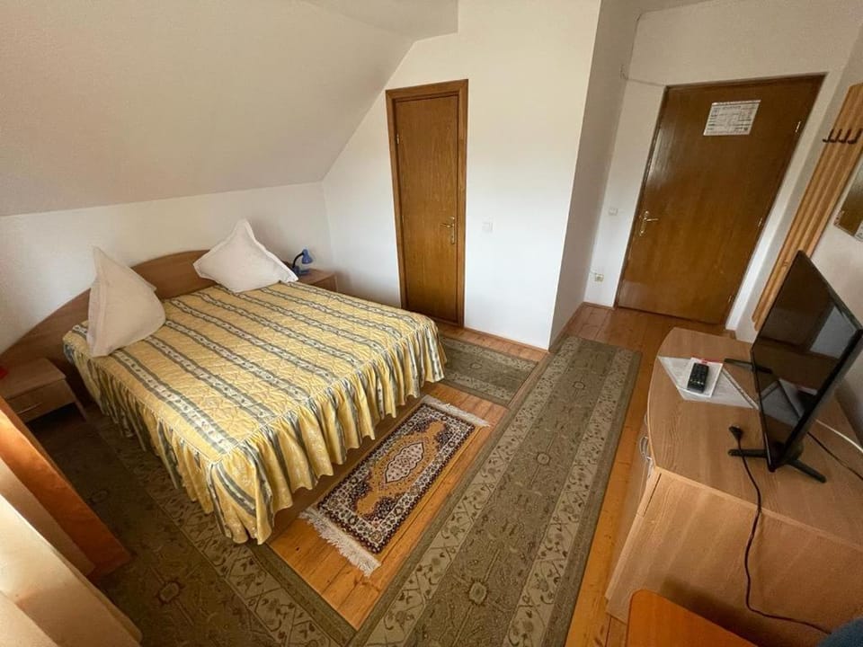 Bed, TV and multimedia, Photo of the whole room, Bedroom, wardrobe