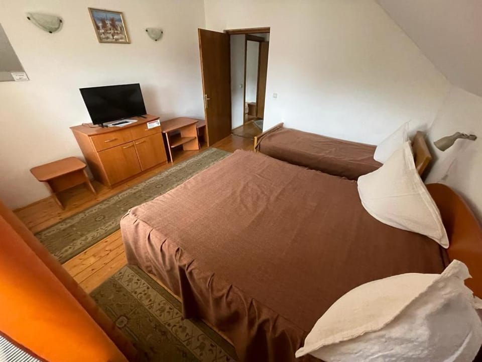 Bed, TV and multimedia, Photo of the whole room, Bedroom