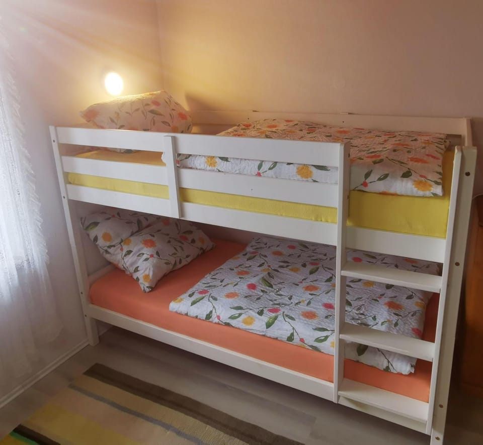 Haus-Daxberg-idyllisch-gelegen-im-Bayerischen-Wald-Ferienwohnung-mit-Zimmer-Kueche-Bad Apartment in Bavaria