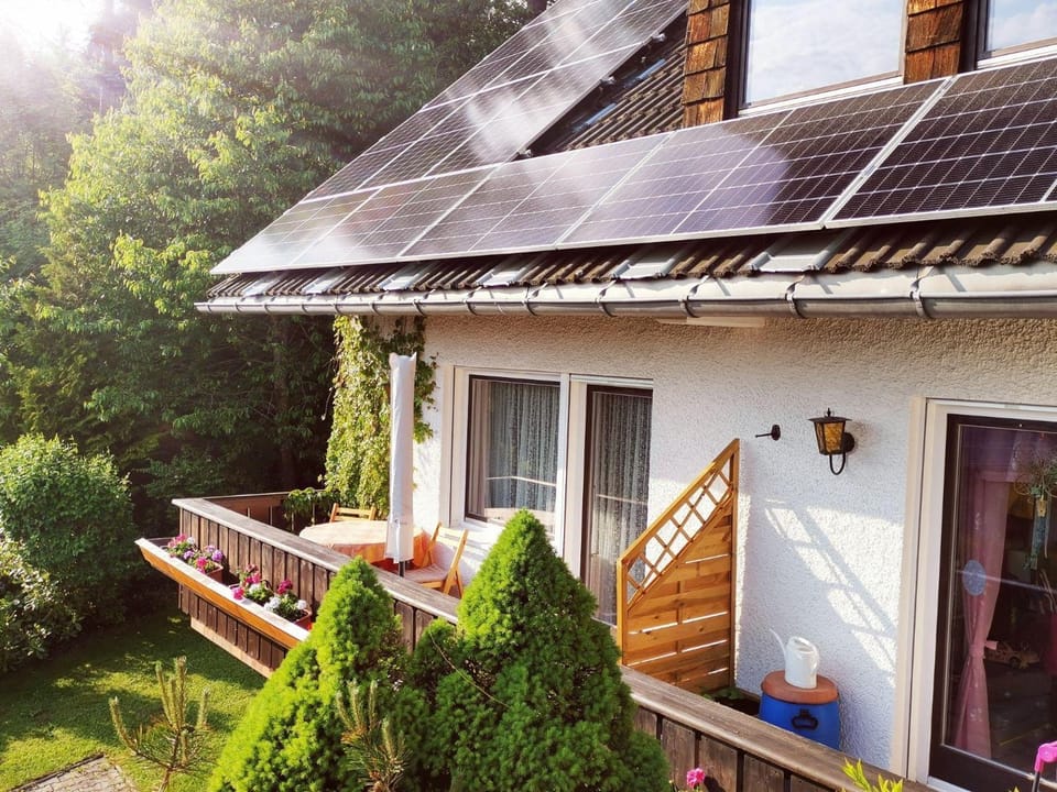 Haus-Daxberg-idyllisch-gelegen-im-Bayerischen-Wald-Ferienwohnung-mit-Zimmer-Kueche-Bad Apartment in Bavaria