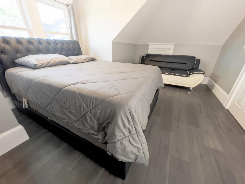 Spacious 6BR Perfect for Families or Groups in Niagara Falls Ny House in Niagara Falls