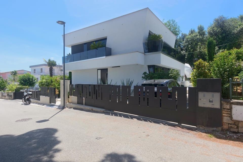 Property building, Day, Neighbourhood, Street view, Parking