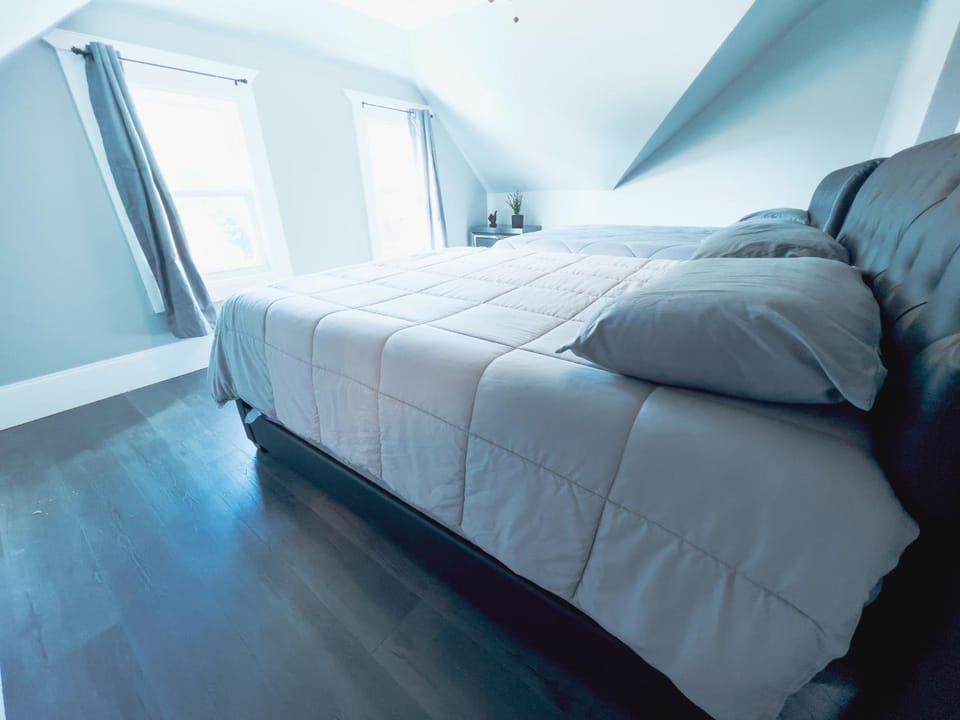 Comfy 4BR-Free Parking-Wi-Fi in Niagara Falls NY House in Niagara Falls