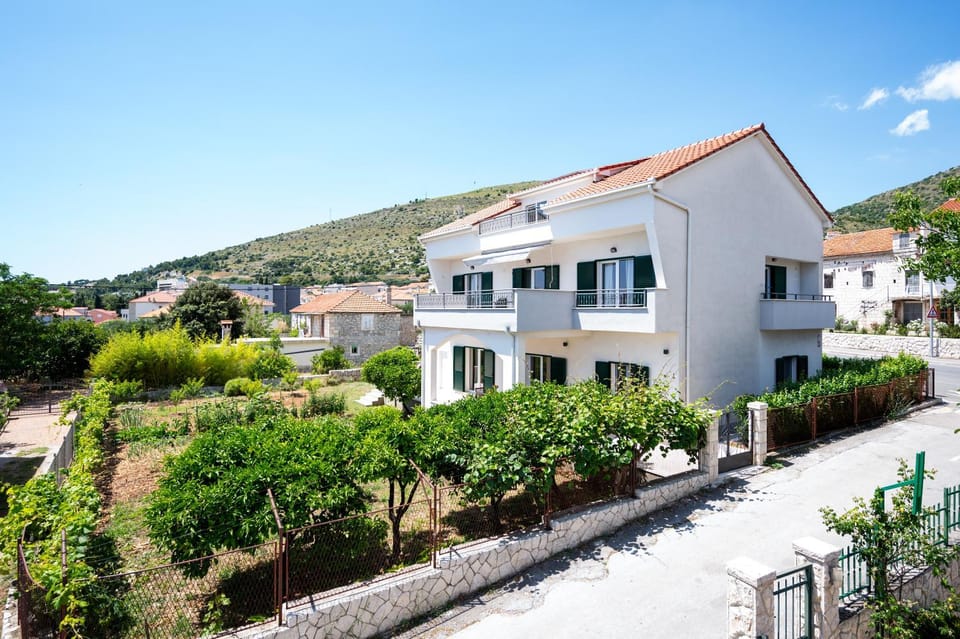 Property building, Spring, Day, Natural landscape, Garden, Garden view