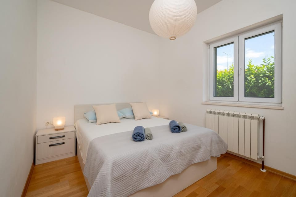 Bed, Bedroom, towels
