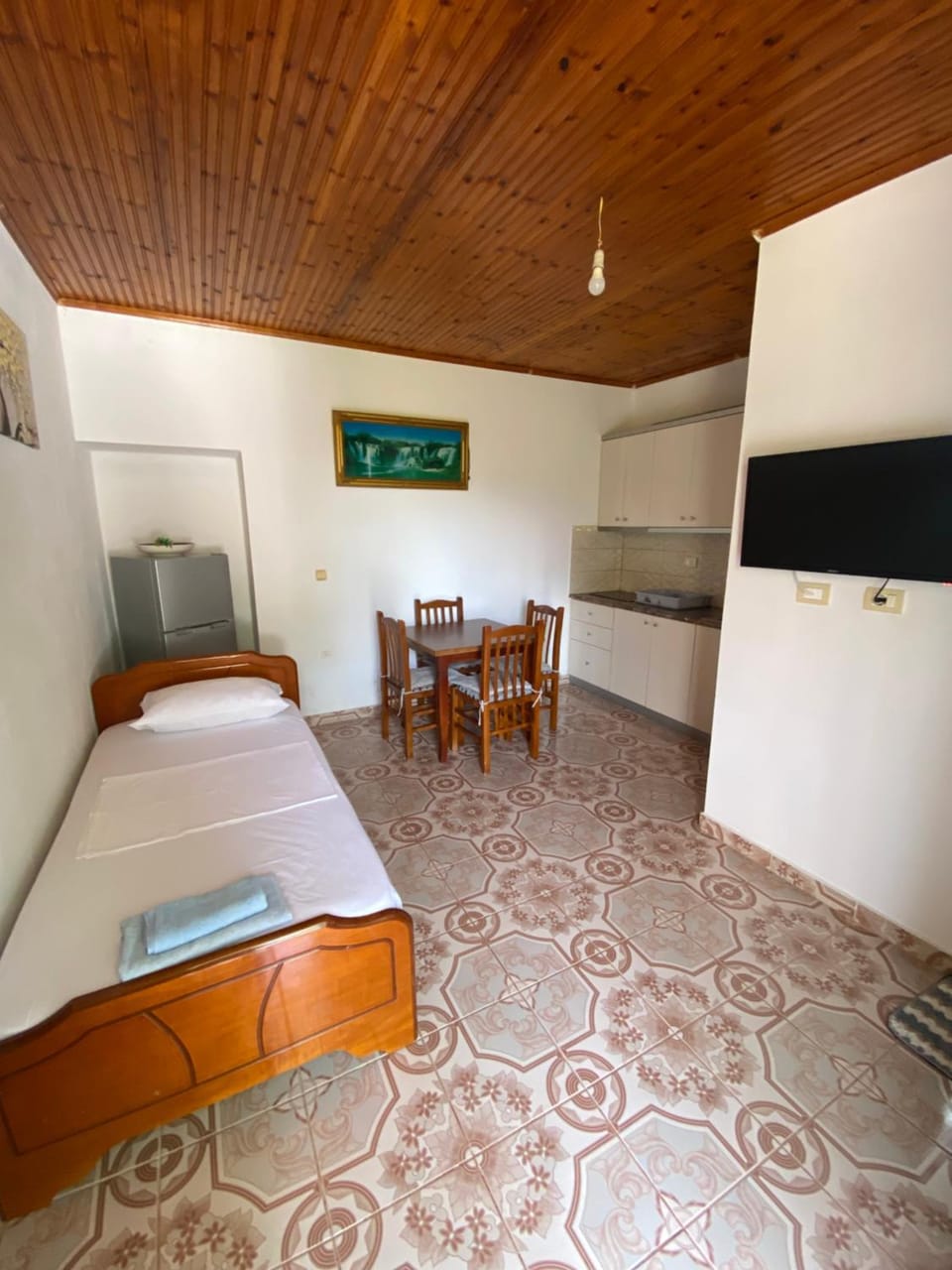 Communal lounge/ TV room, Bed, Seating area