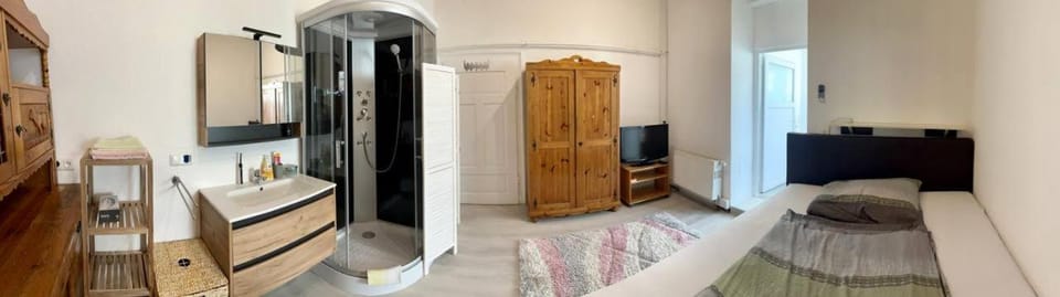 Bed, Bathroom, TV and multimedia, Photo of the whole room