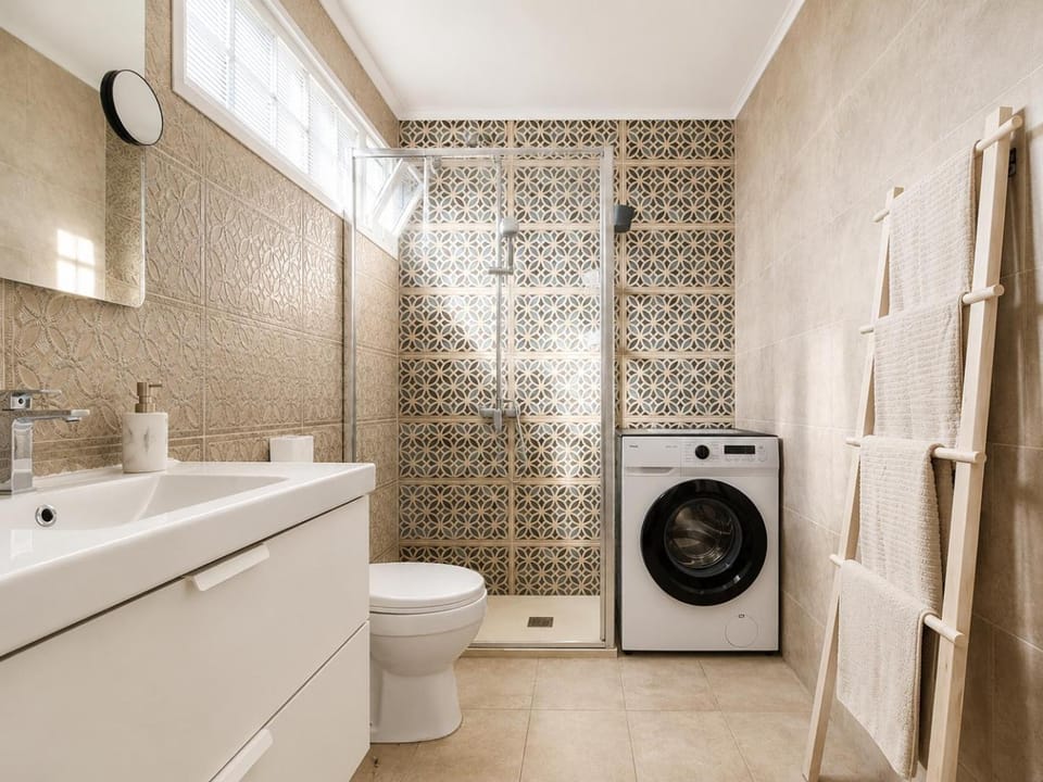 Shower, Bathroom, towels, washing machine