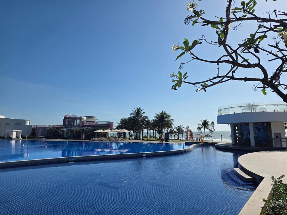 Day, Swimming pool