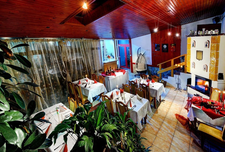 Restaurant/places to eat, Communal lounge/ TV room, Food, Drinks
