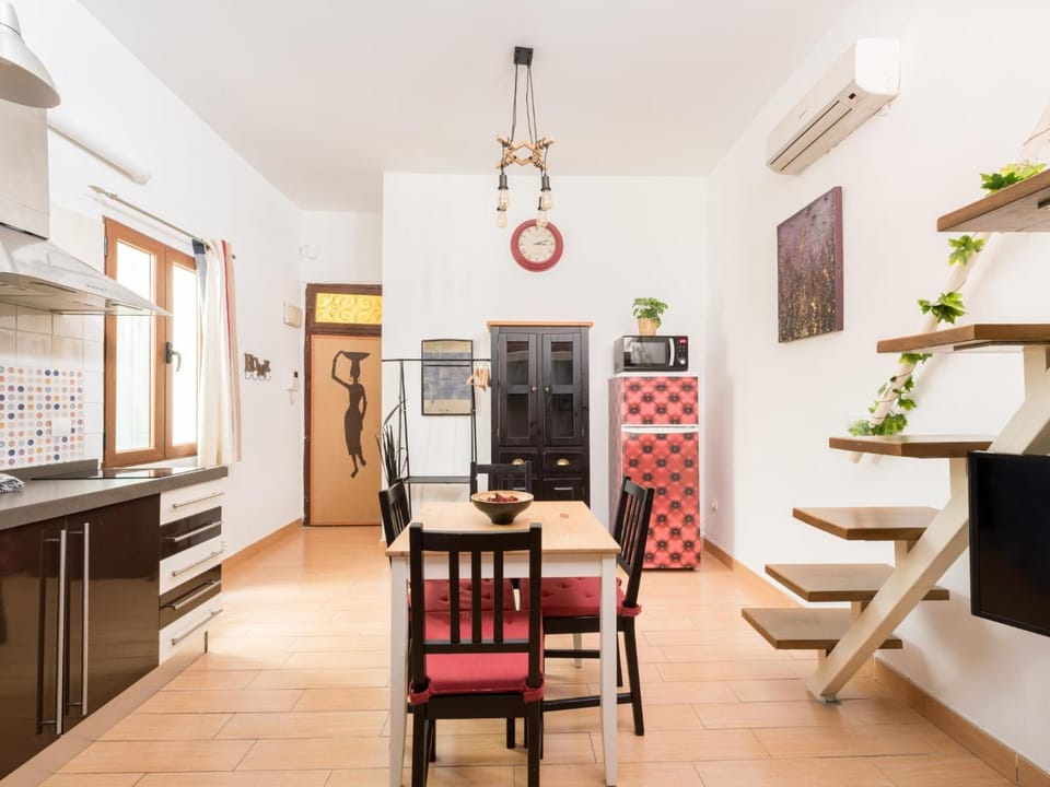 Kitchen or kitchenette, Seating area, Dining area