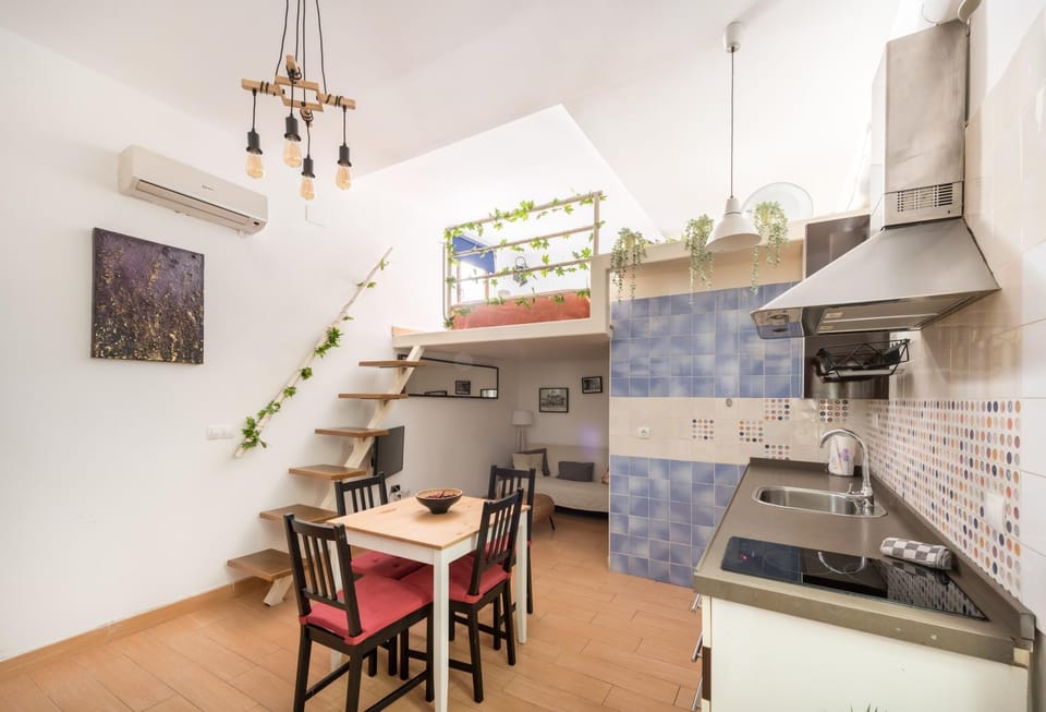 Kitchen or kitchenette, Seating area, Dining area