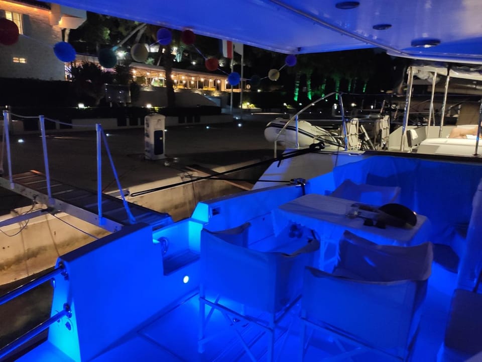 Night, Seating area, Breakfast