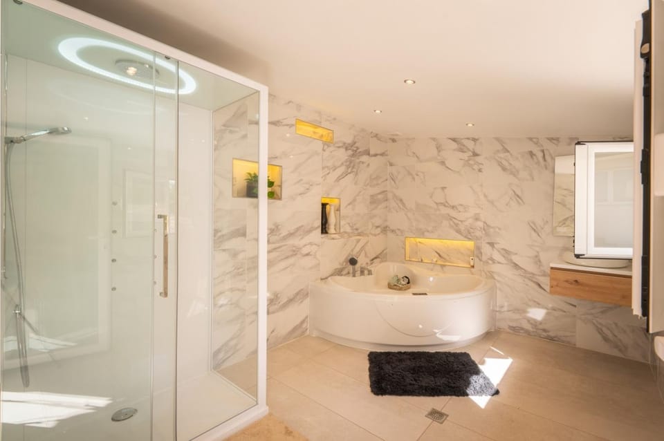 Shower, Toilet, Hot Tub, Bathroom, Bath, towels