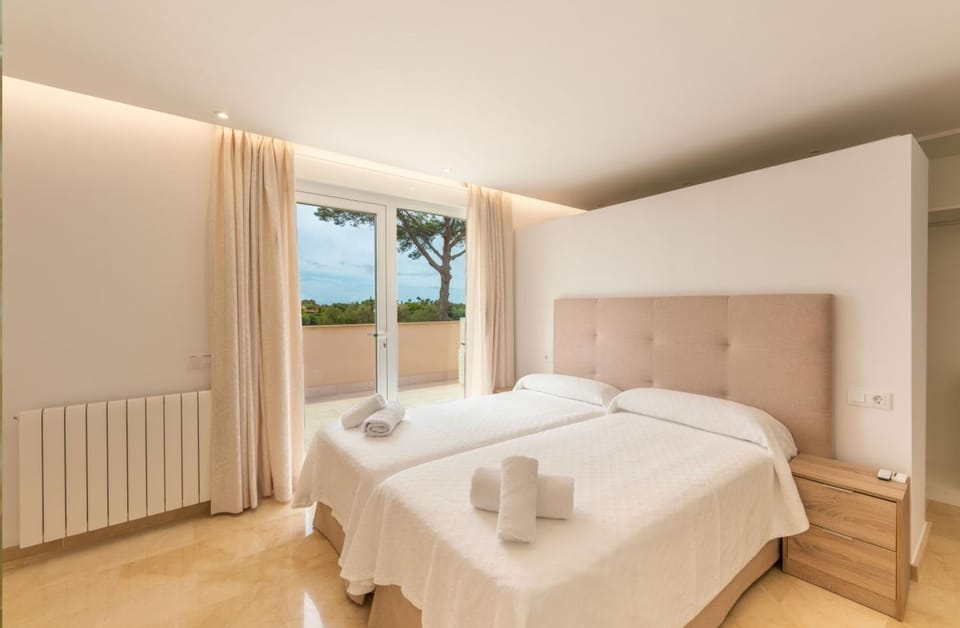 Bed, Balcony/Terrace, Photo of the whole room, Bedroom, Family, internet, towels