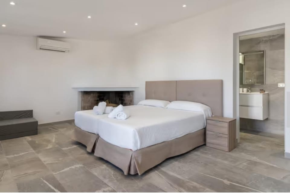 Toilet, Bed, Photo of the whole room, Bedroom, fireplace, towels, air conditioner