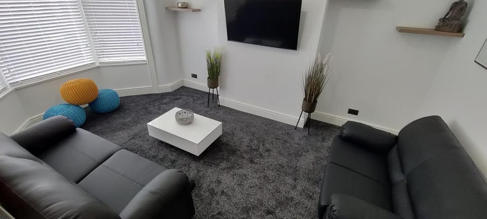 Media Manor - Fully Refurbished in 2022 - Large 6 Bedrooms, 3 Bathrooms plus Media Games Room House in Blackpool