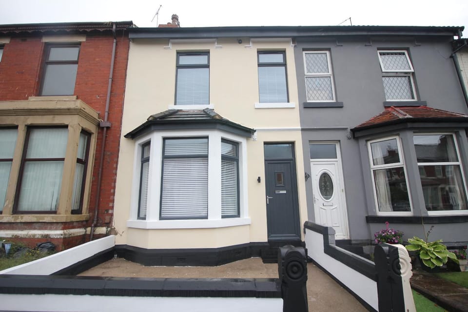 Media Manor - Fully Refurbished in 2022 - Large 6 Bedrooms, 3 Bathrooms plus Media Games Room House in Blackpool