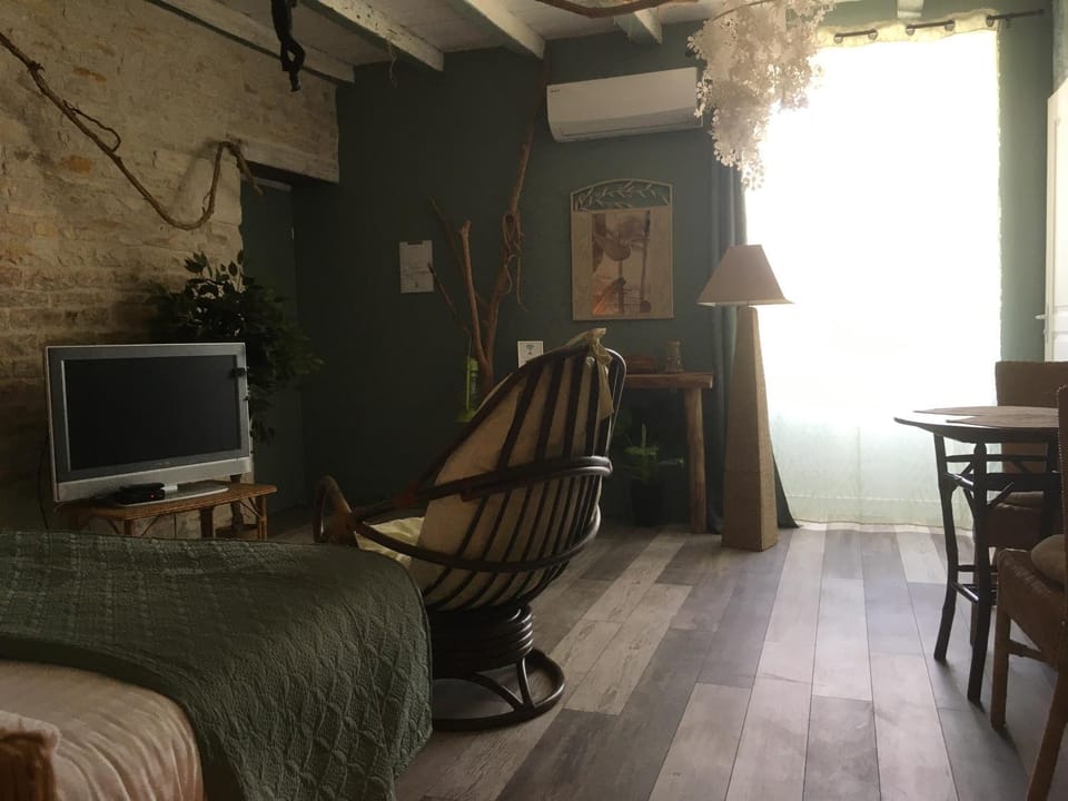 Au Domaine du Petit Cercoux Bed and Breakfast in Nouvelle-Aquitaine