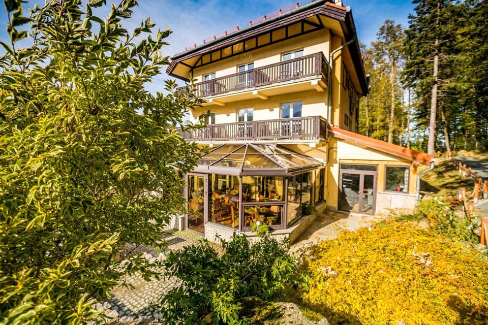 Property building, Restaurant/places to eat