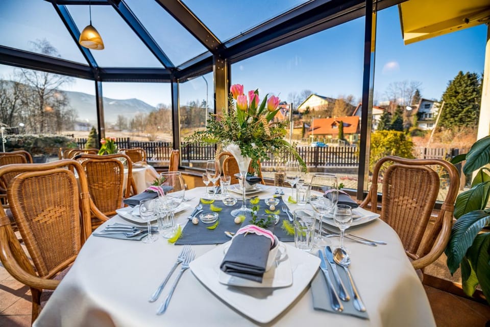 Restaurant/places to eat, Off site, Day, Winter, On site, Mountain view, Breakfast, Continental breakfast, Buffet breakfast