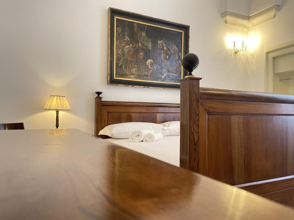 Bed, Coffee/tea facilities, Bedroom, fireplace, microwave, towels, wardrobe