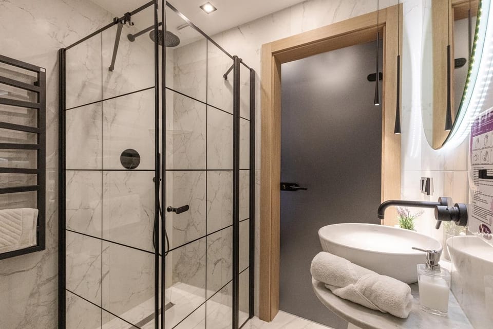 Shower, Toilet, Bathroom, towels