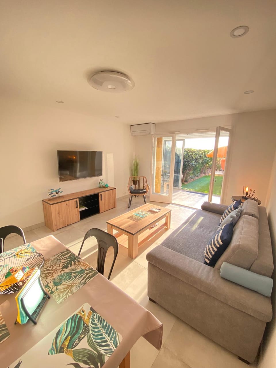Communal lounge/ TV room, TV and multimedia, Living room, Photo of the whole room, Seating area