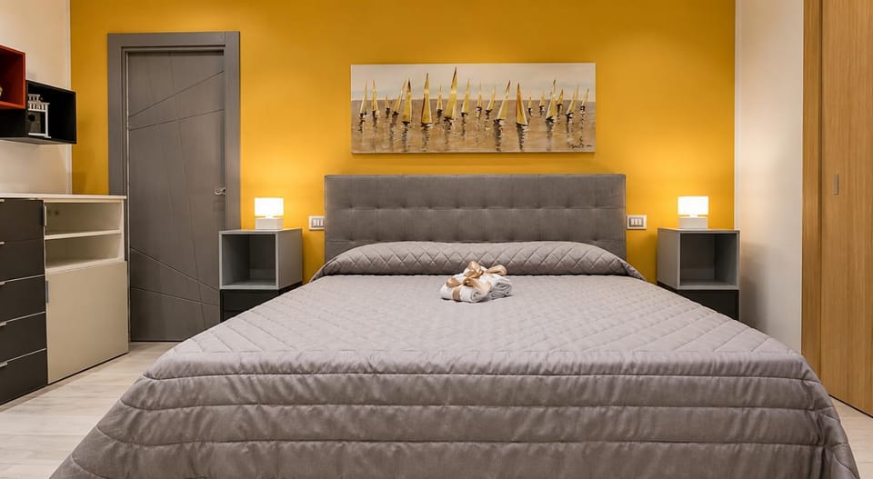 Bed, Photo of the whole room, Bedroom, towels