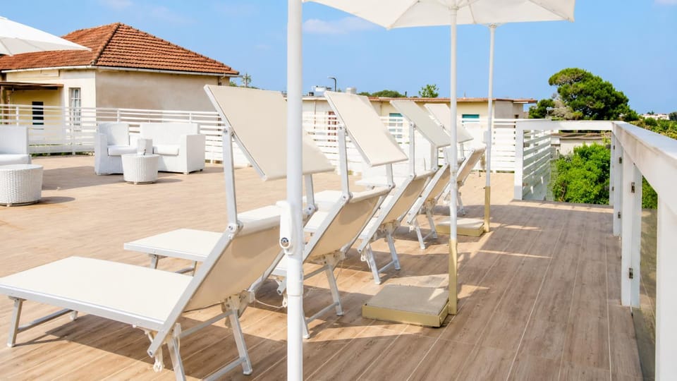 View (from property/room), Balcony/Terrace, sunbed