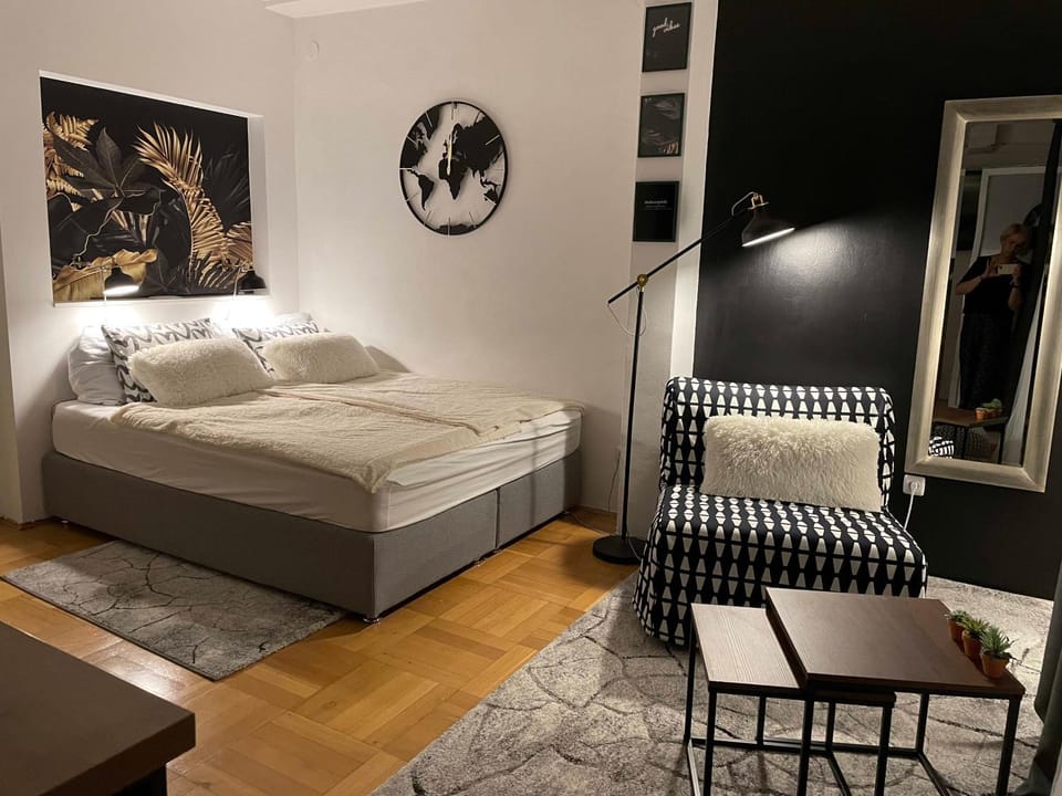 Bed, Photo of the whole room, Seating area, Bedroom