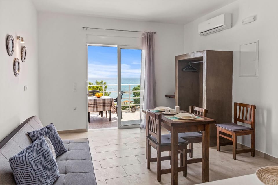 Natural landscape, View (from property/room), Balcony/Terrace, Living room, Seating area, Dining area, Sea view, air conditioner