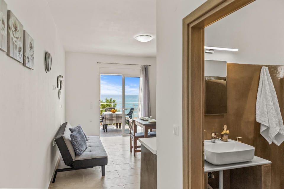 Living room, Seating area, Dining area, towels