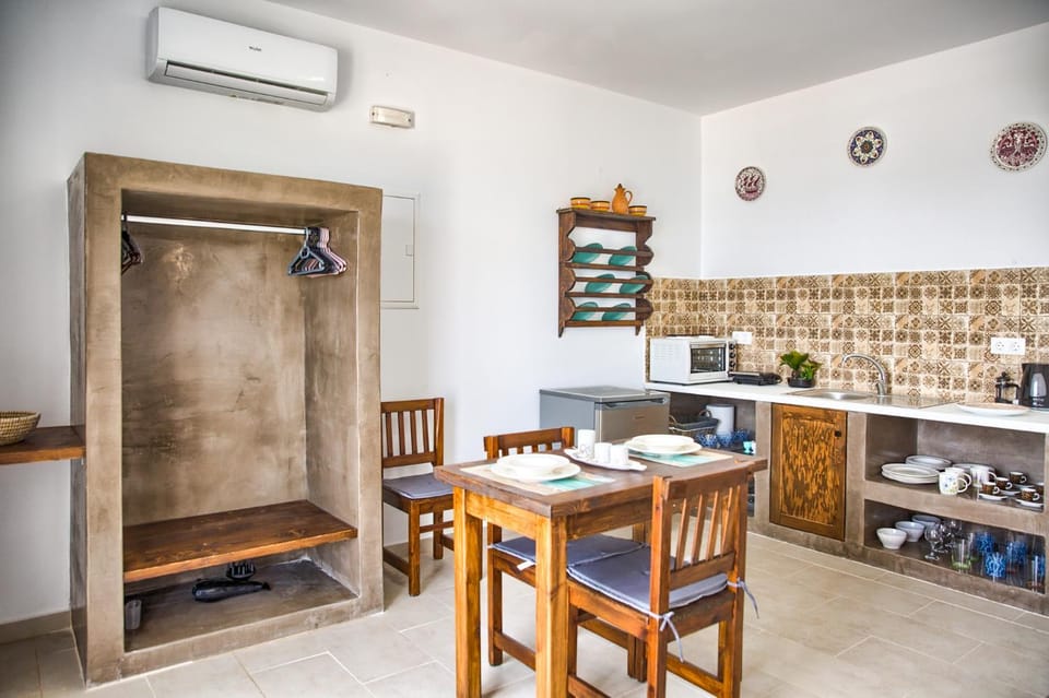 Kitchen or kitchenette, Dining area, minibar, oven, stove, air conditioner