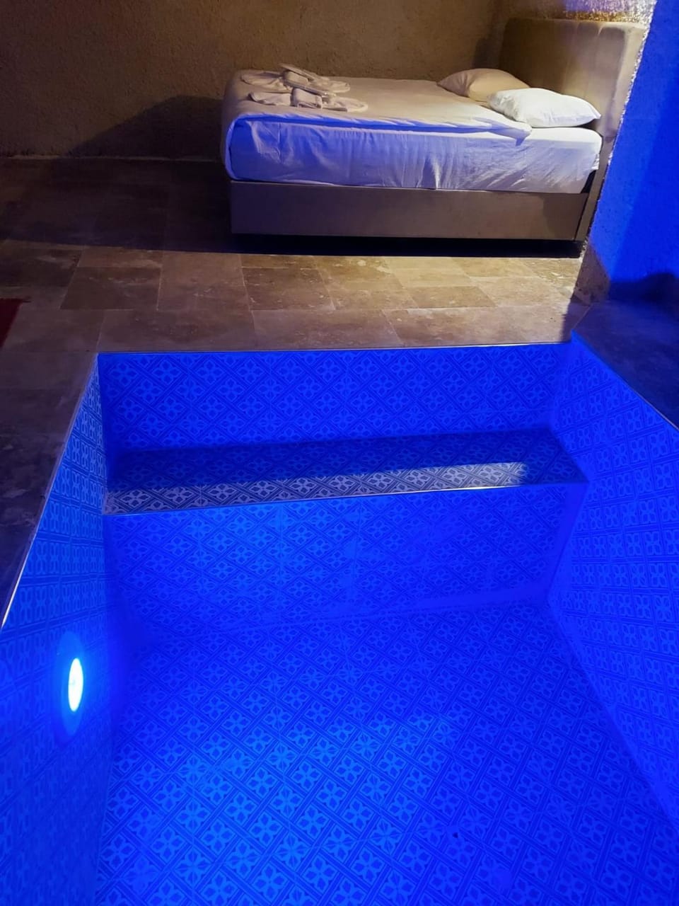 Photo of the whole room, Swimming pool