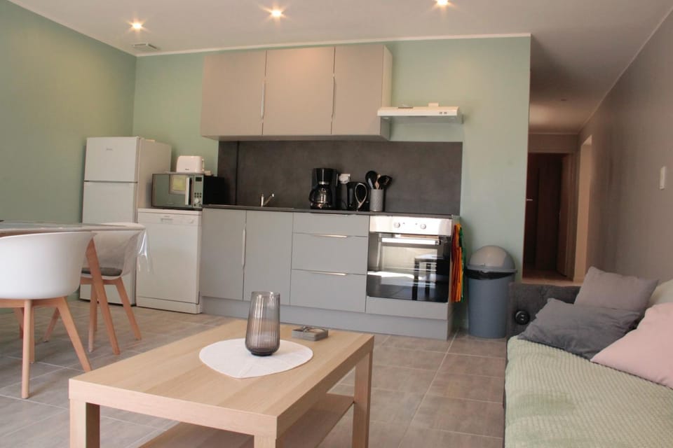 Coffee/tea facilities, Kitchen or kitchenette, Living room, Seating area, Dining area, minibar, pet friendly, stove, toaster