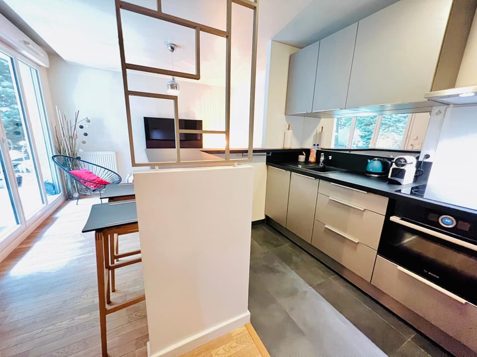 Kitchen or kitchenette, Dining area, dishwasher, minibar, oven, pet friendly, stove