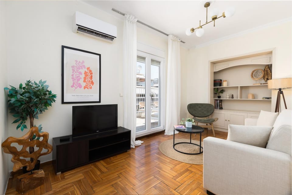 TV and multimedia, Living room, Seating area, air conditioner