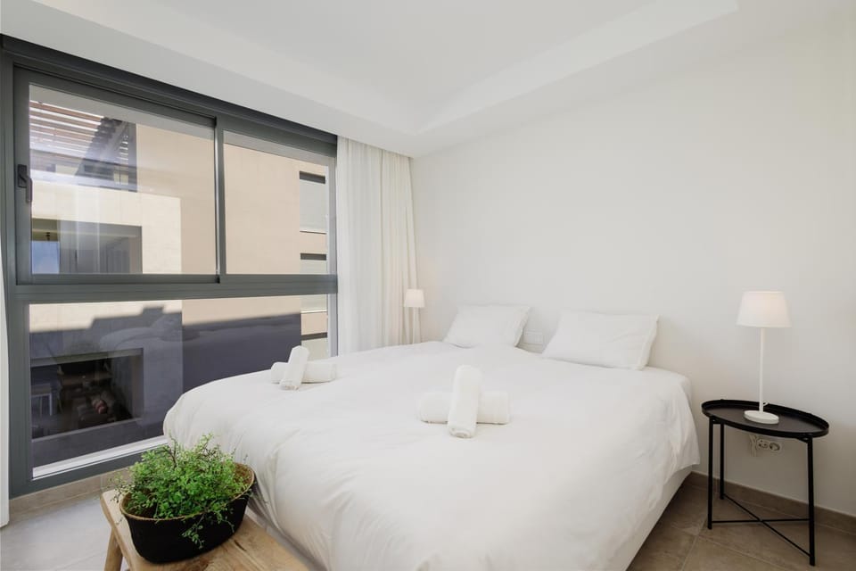 Bed, Photo of the whole room, Bedroom, towels