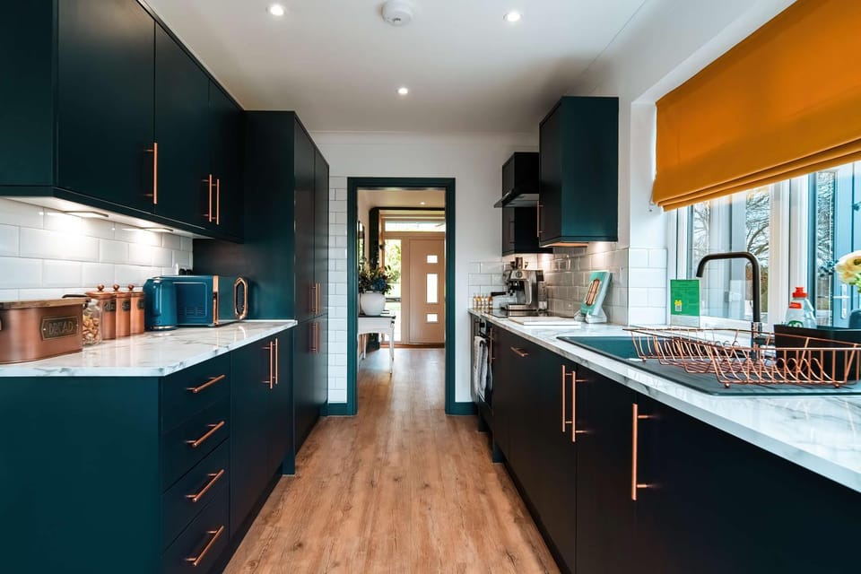 Modern Bungalow, Hot Tub, Work & Family Stays House in Rochester