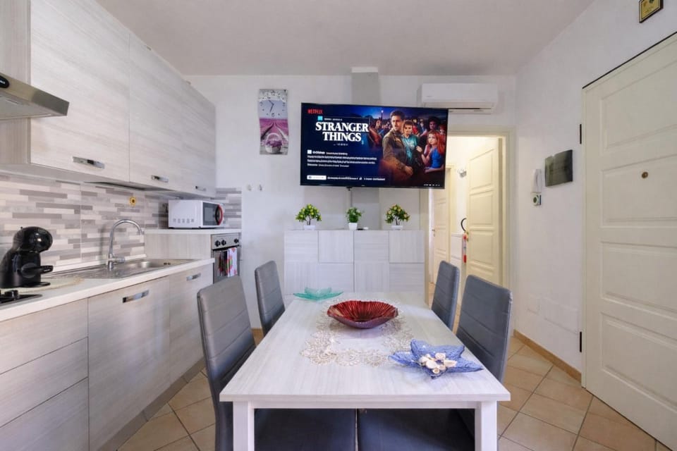 TV and multimedia, Kitchen or kitchenette, Dining area, stove
