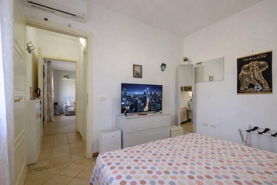 Bed, TV and multimedia, Photo of the whole room, Bedroom, air conditioner