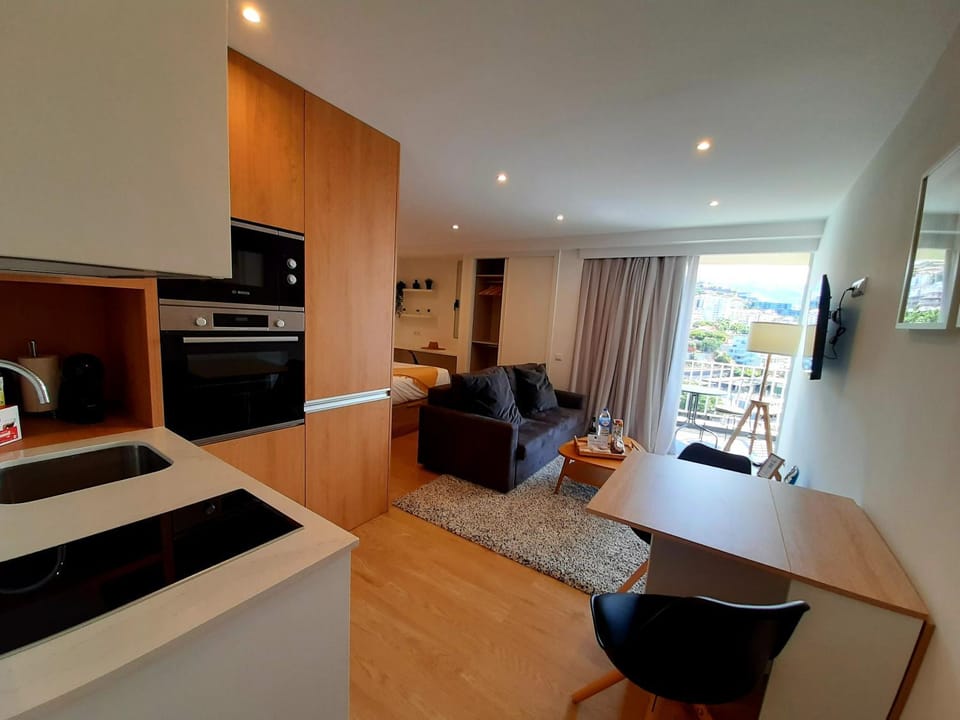Communal lounge/ TV room, TV and multimedia, Kitchen or kitchenette, Living room, Seating area, Dining area