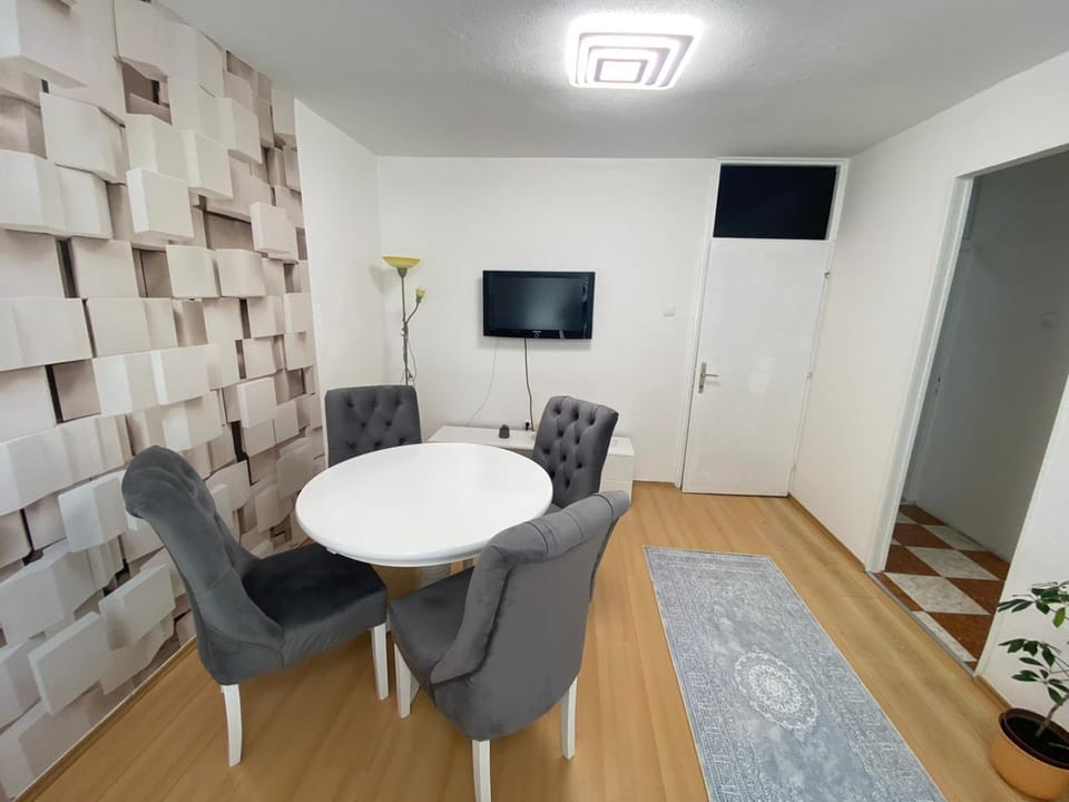 TV and multimedia, Living room, Seating area, Dining area
