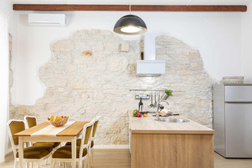 Dining area, kitchen