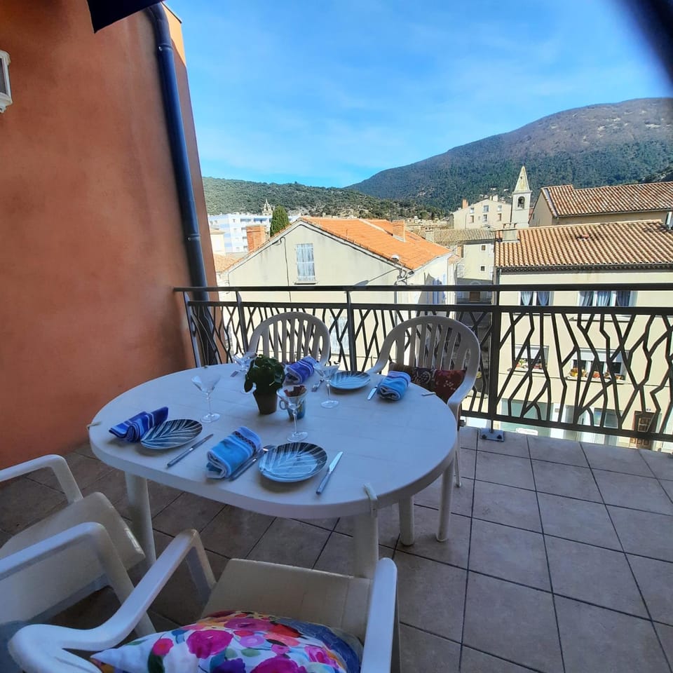 View (from property/room), Balcony/Terrace, Dining area, City view
