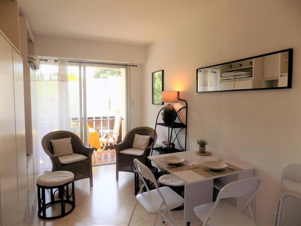 Balcony/Terrace, Decorative detail, Seating area, Dining area, hair dresser
